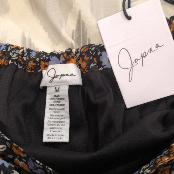 NWT Japner skirt Black w floral print. Ruffle layer in front sz medium - Picture 4 of 5